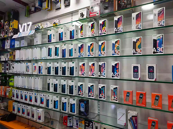 Mua iPhone 15 tại cửa hàng bán lẻ